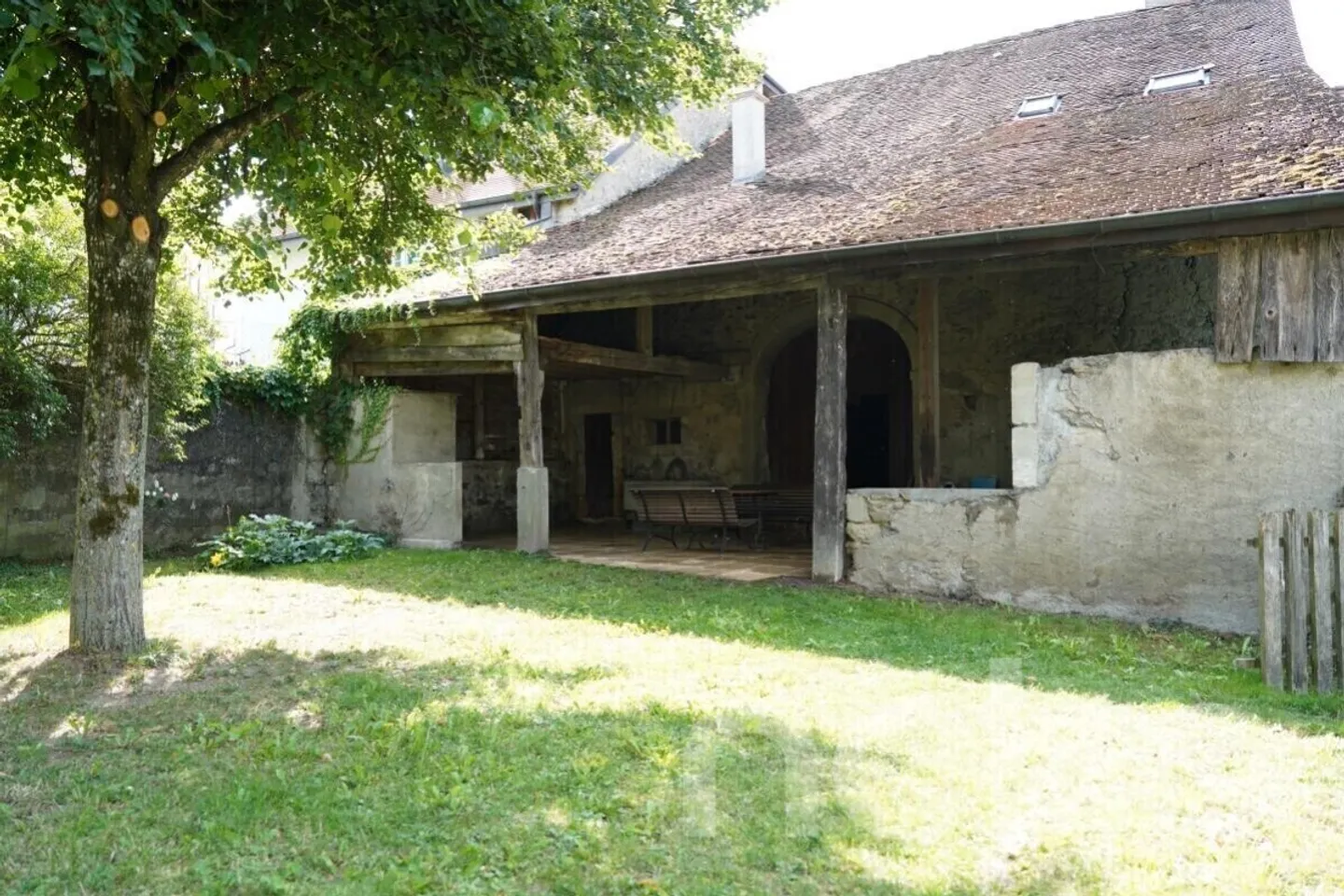 Projet avec un grand potentiel : Maison de village avec grange et jardin - Photo 2 sur 12