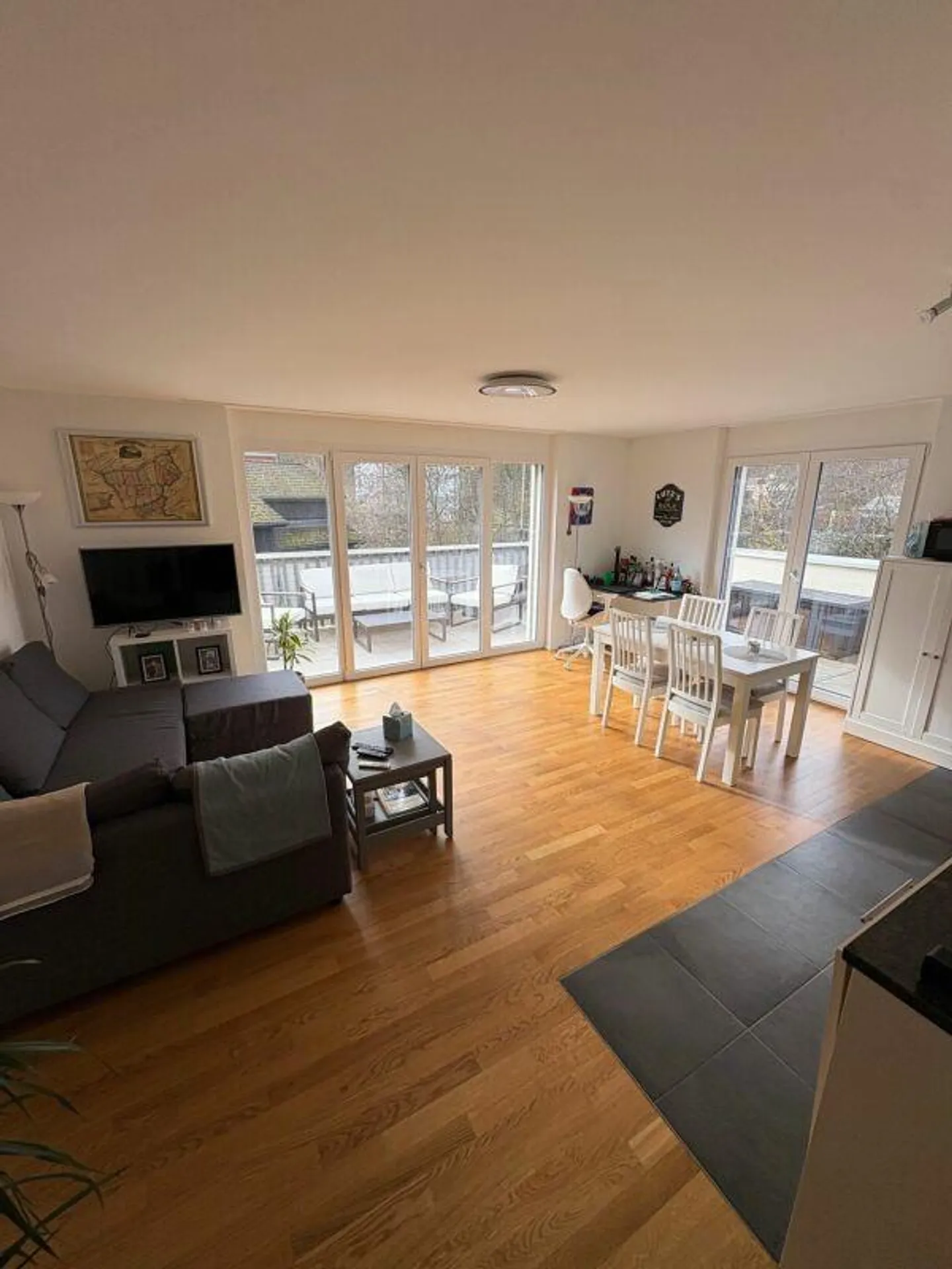 Appartement penthouse attrayant de 3,5 pièces avec terrasse à louer immédiatement - Photo 2 sur 8