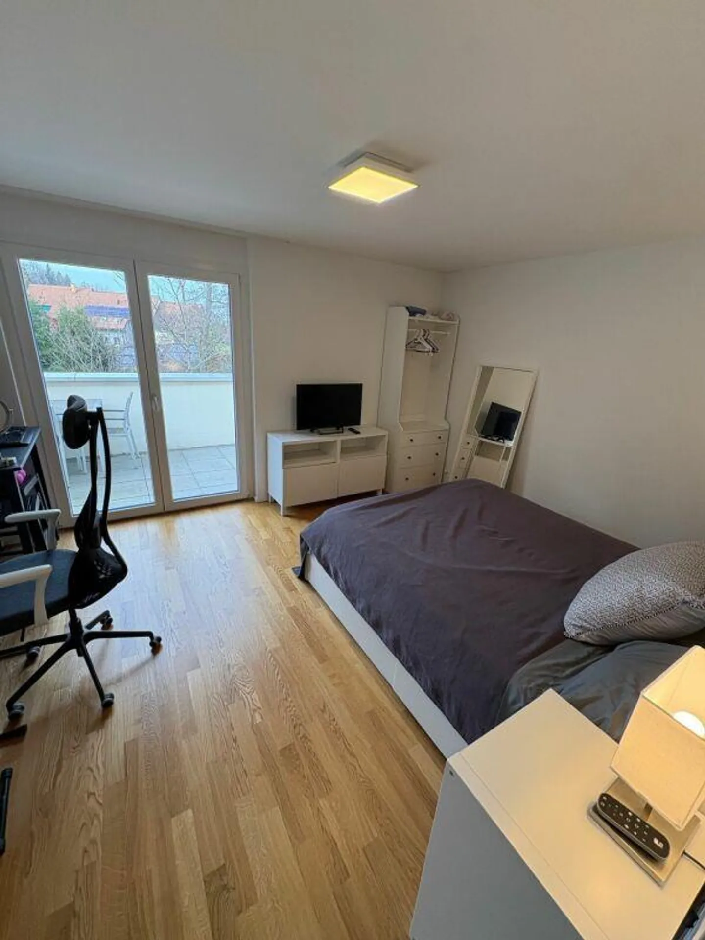 Appartement penthouse attrayant de 3,5 pièces avec terrasse à louer immédiatement - Photo 3 sur 8