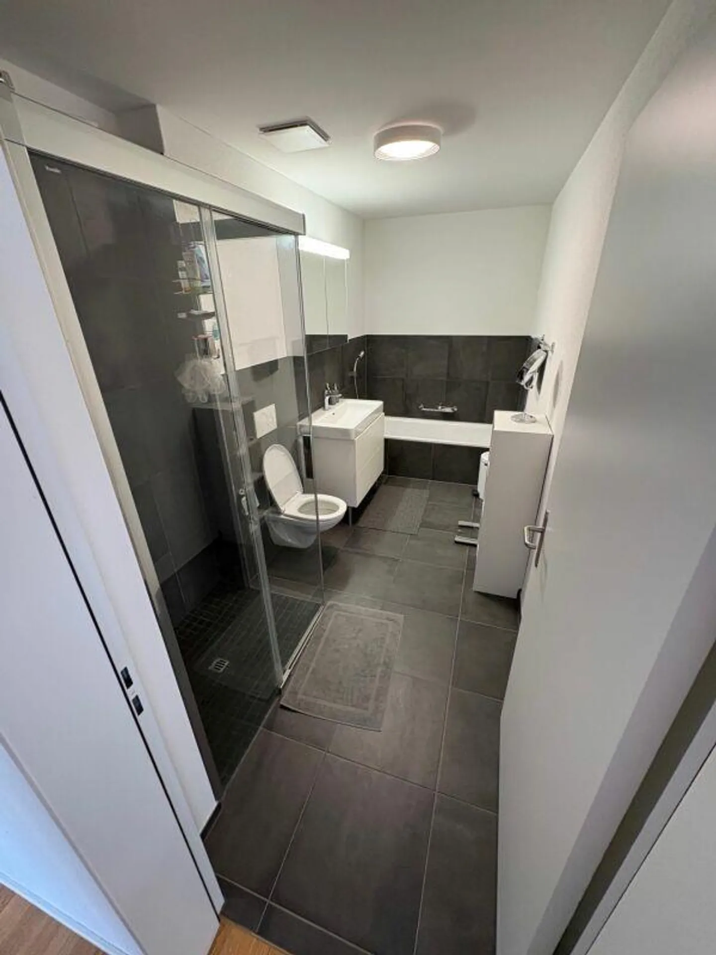 Appartement penthouse attrayant de 3,5 pièces avec terrasse à louer immédiatement - Photo 5 sur 8