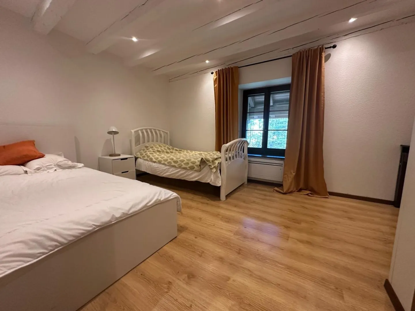 Prächtiges Einfamilienhaus / 5 Schlafzimmer / 3 Badezimmer / Garten - Foto 12 von 13
