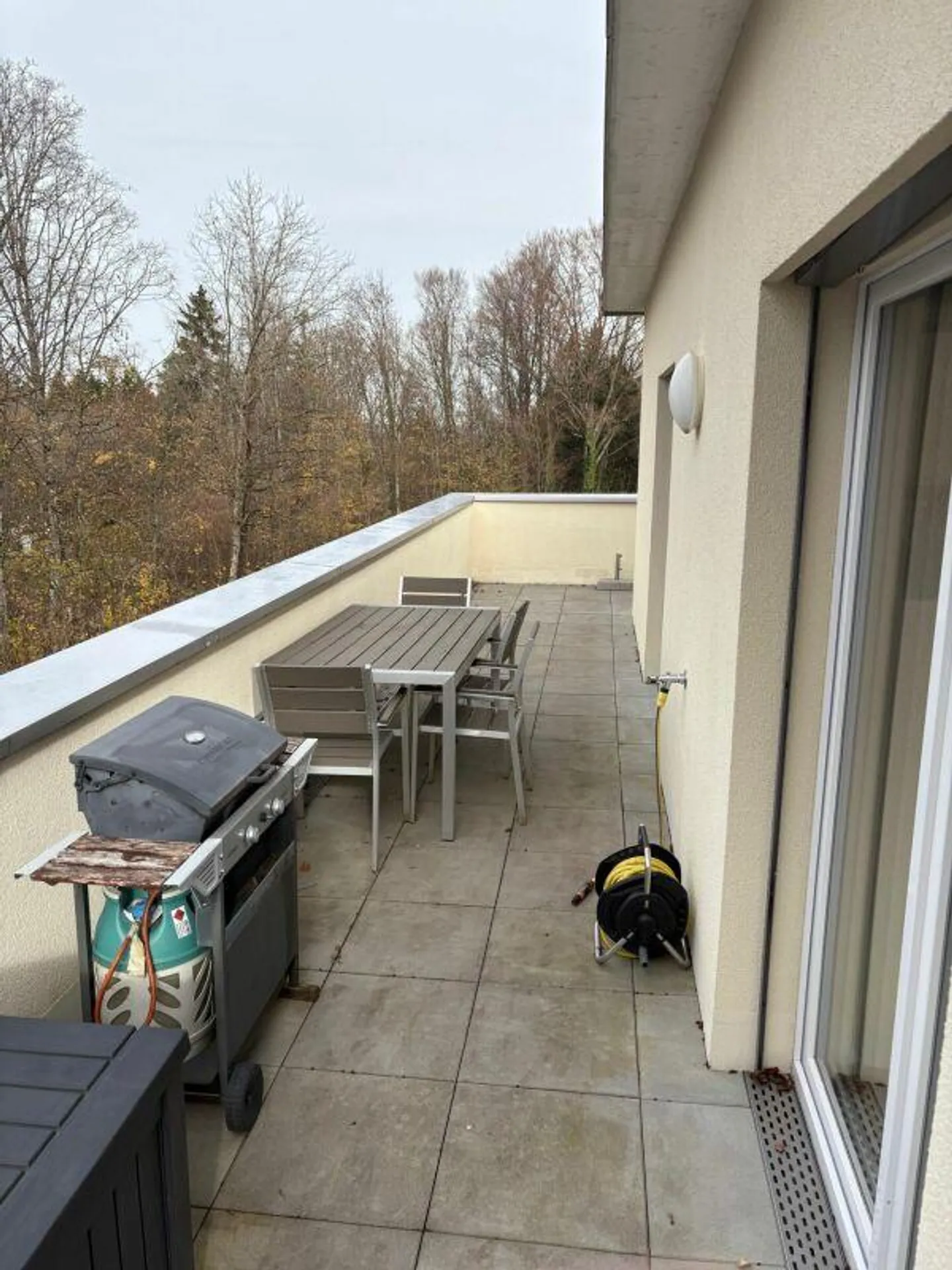 Appartement penthouse attrayant de 3,5 pièces avec terrasse à louer immédiatement - Photo 7 sur 8