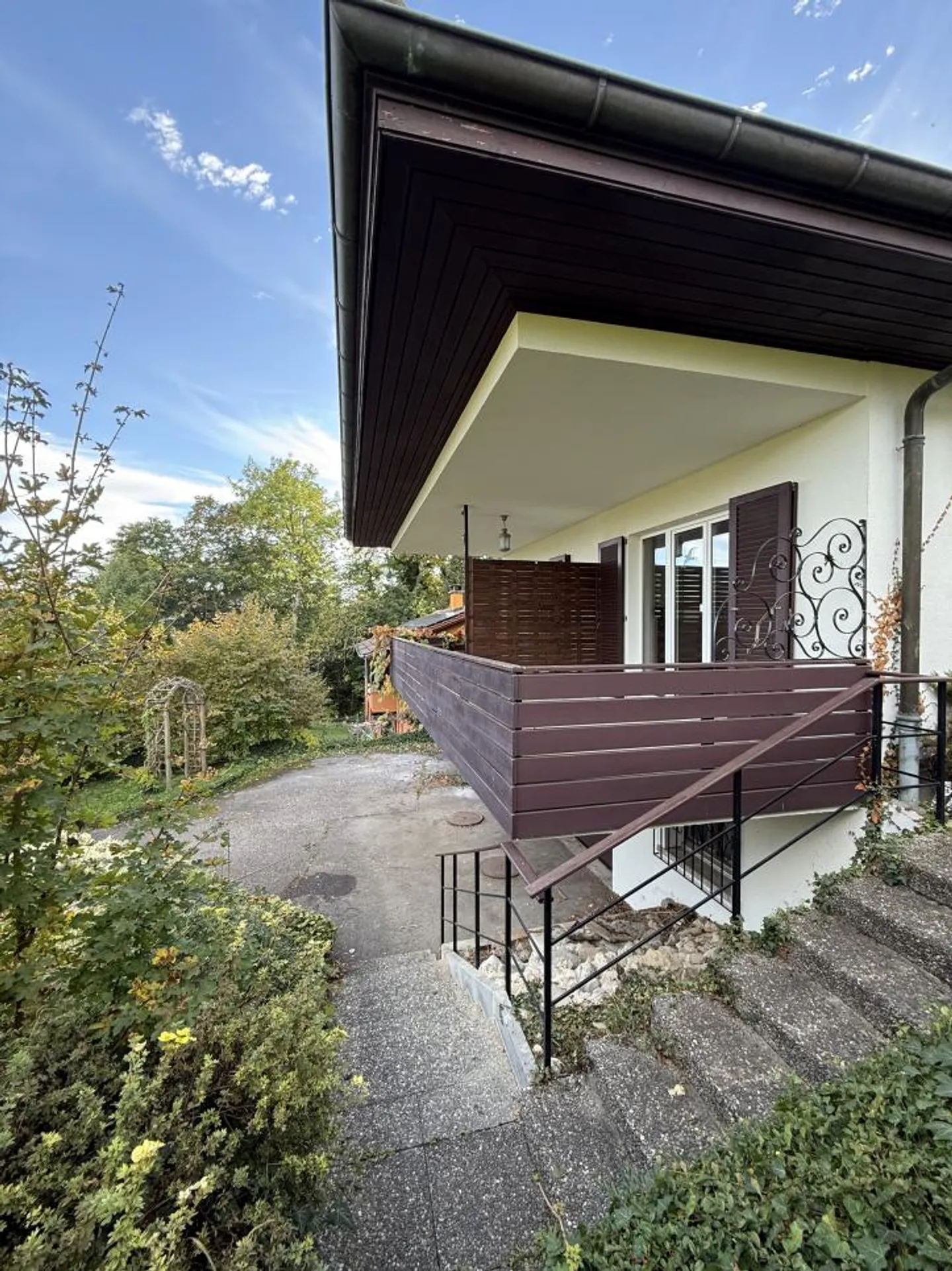 Small individual house near the lake - Photo 2 of 9