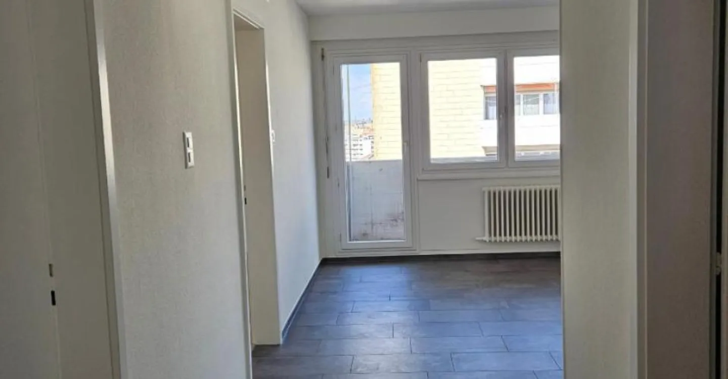 Renovated 4-room apartment on the 7th floor n47 - Photo 3 of 9