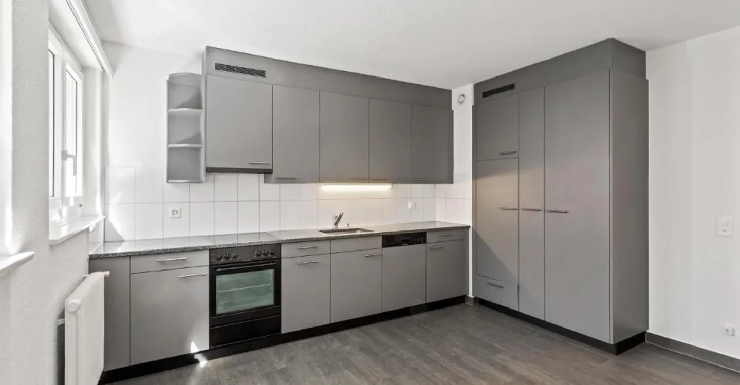 Bright and spacious apartment! - Photo 2 of 7