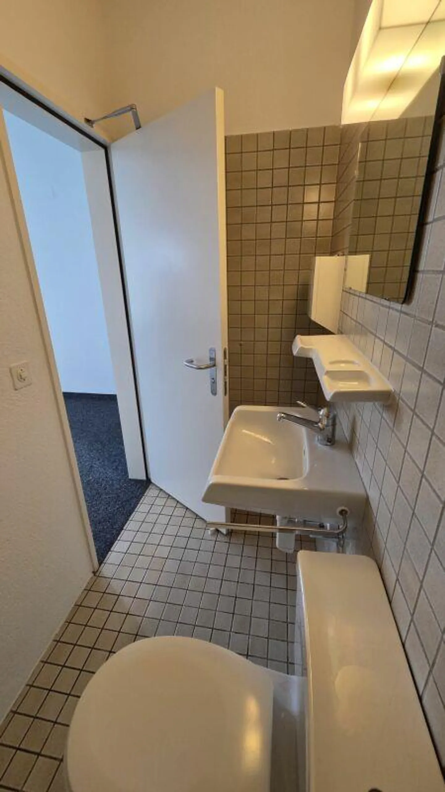 Practical office with WC and refrigerator directly at the train station - Photo 12 of 12