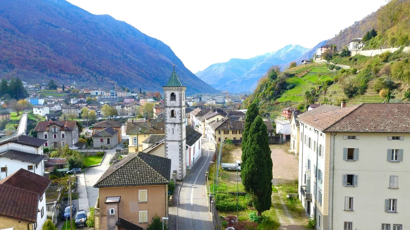 Faszinierendes Doppelhaus in Roveredo, im Kanton Graubünden - Foto 1 von 8