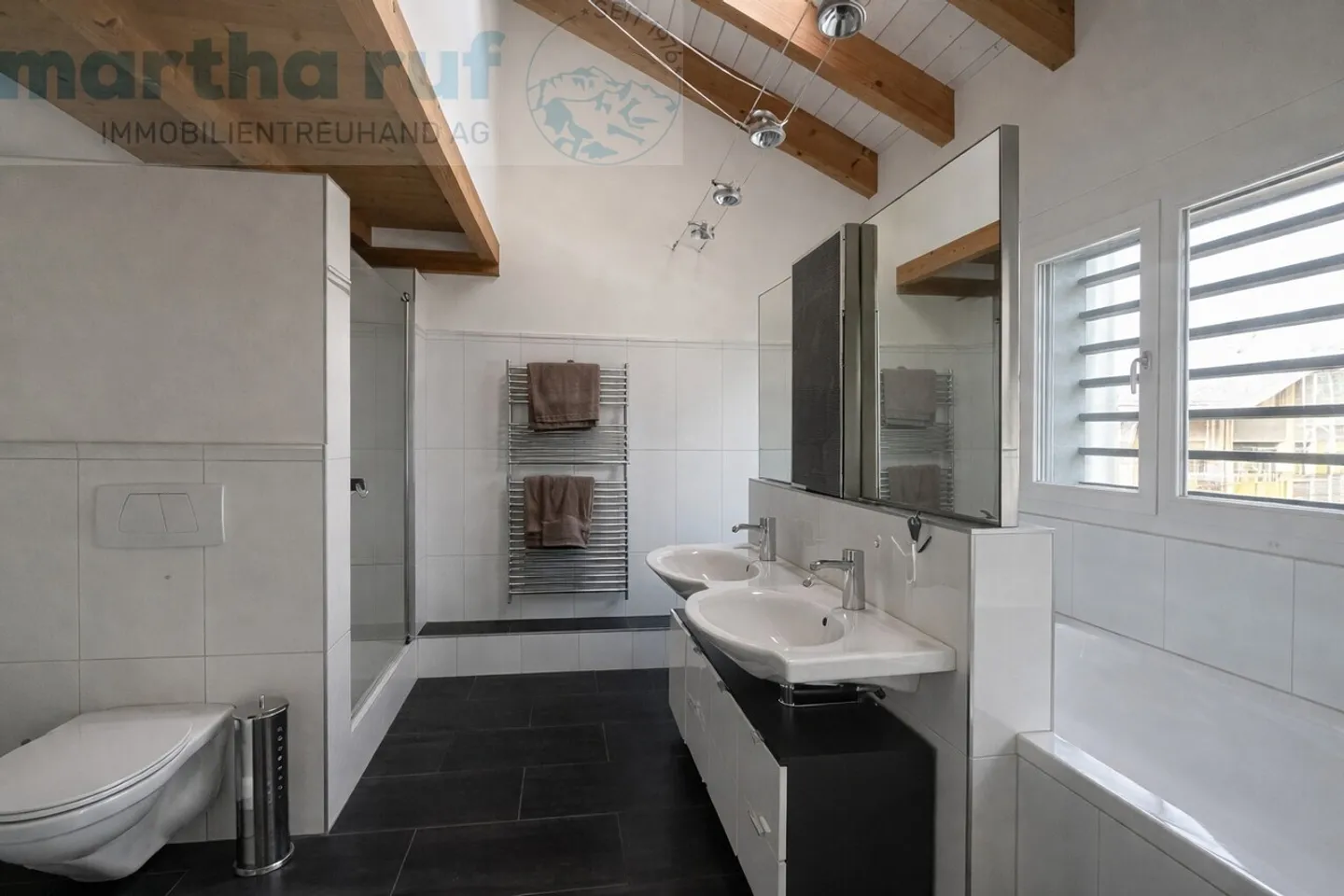 Geräumiges Doppelhaus mit Terrasse - Foto 6 von 14