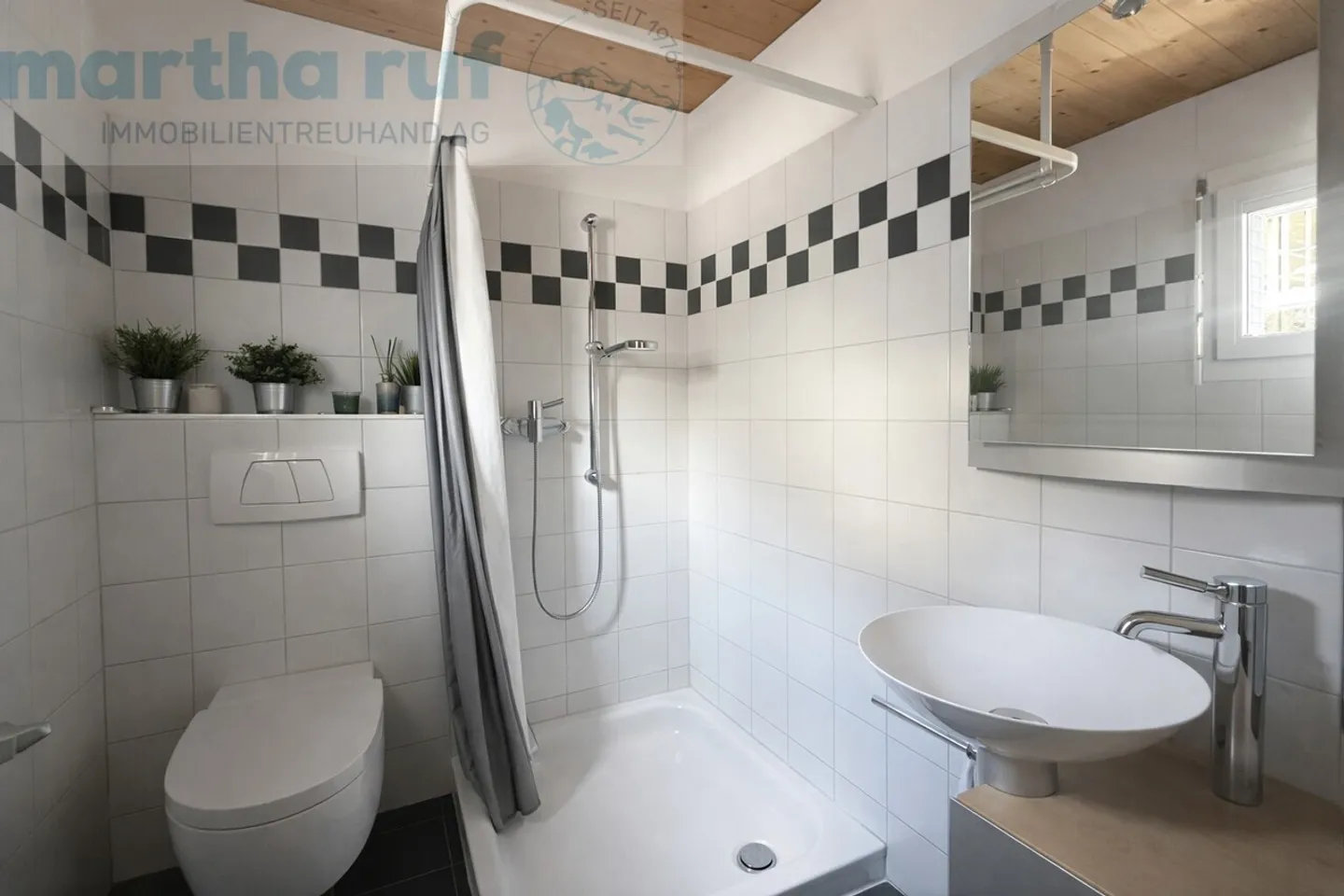 Geräumiges Doppelhaus mit Terrasse - Foto 7 von 14