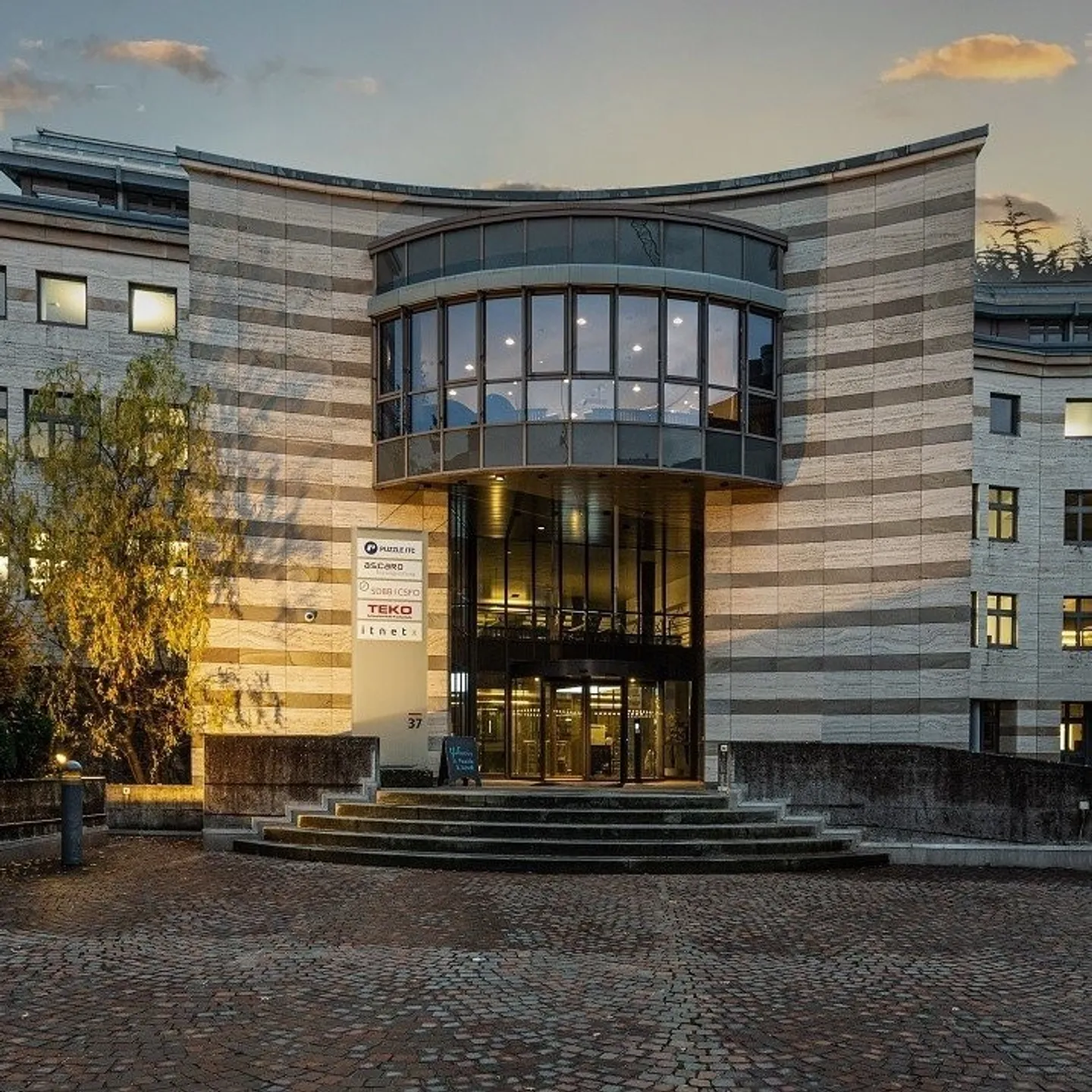 stündliche/tägliche Vermietung: Auditorium / VR Raum / Sitzungszimmer - Photo 1 of 11