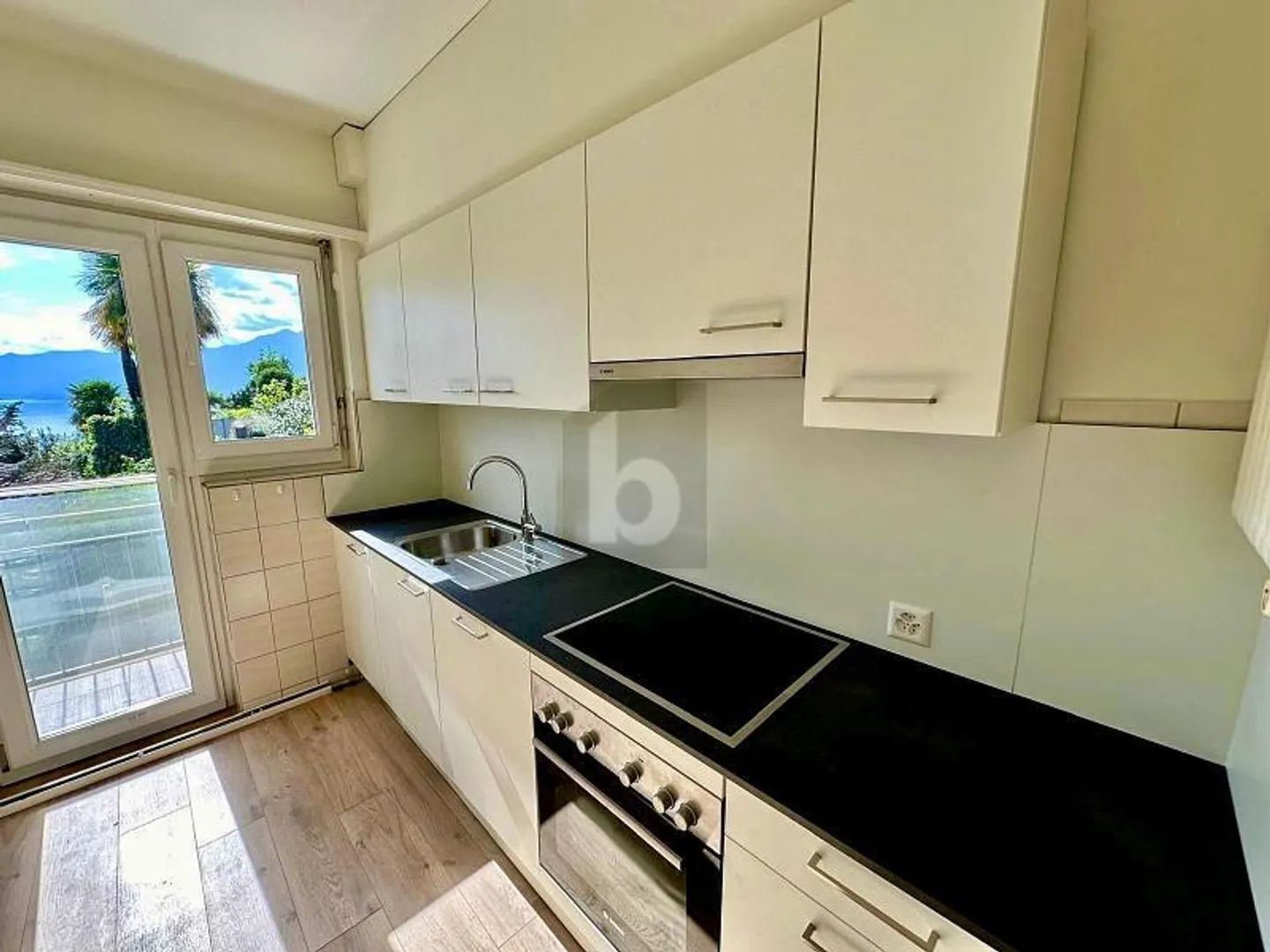 Appartamento soleggiato con vista lago - Foto 3 di 4