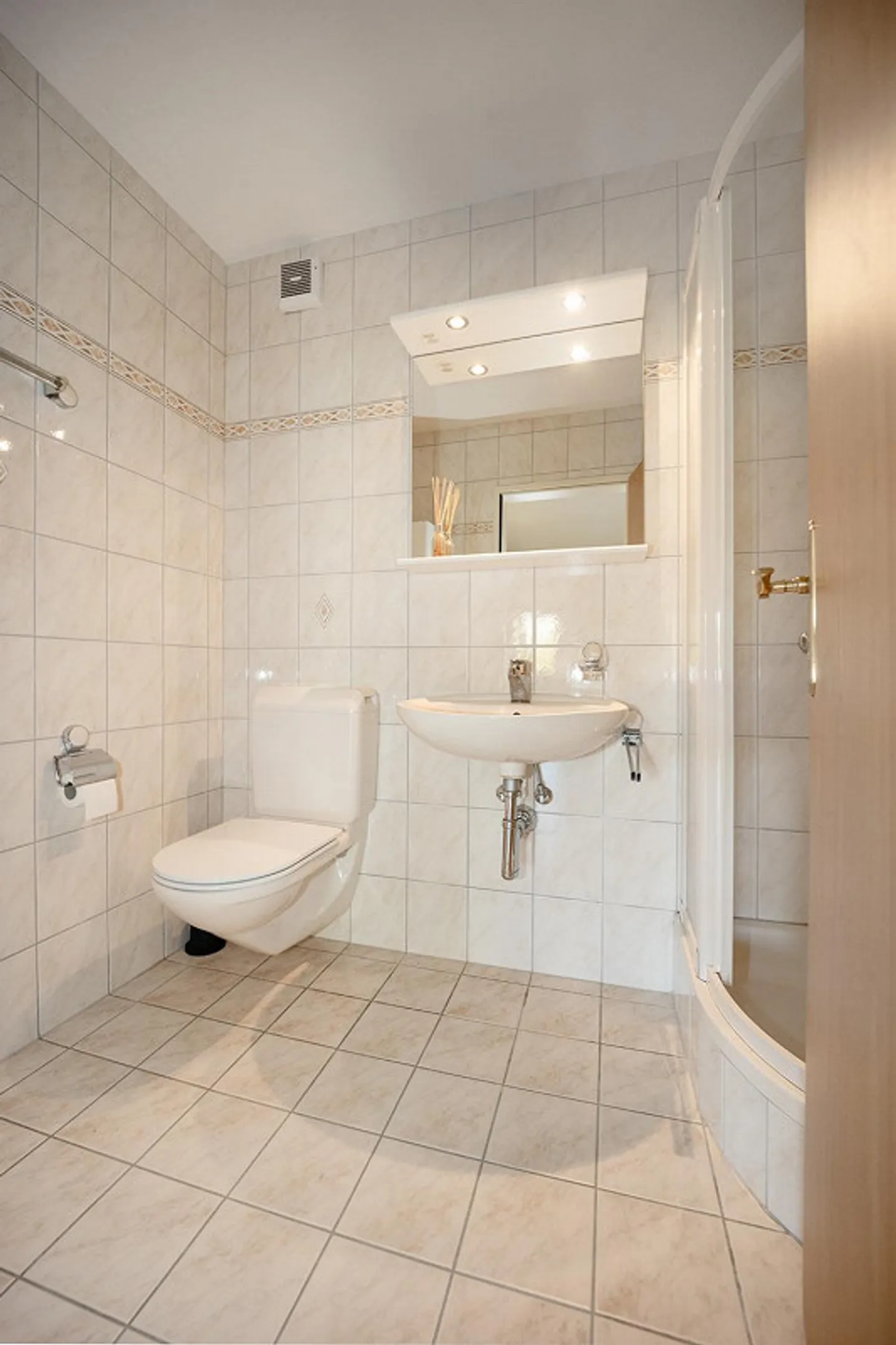Attractive 4.5-room condominium in a preferred residential area - Photo 6 of 16