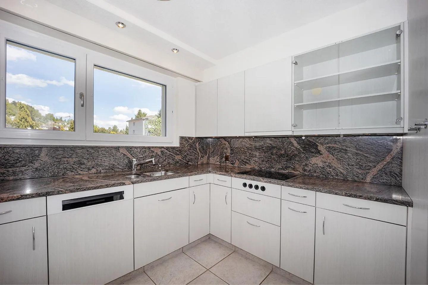 Attractive 4.5-room condominium in a preferred residential area - Photo 9 of 16