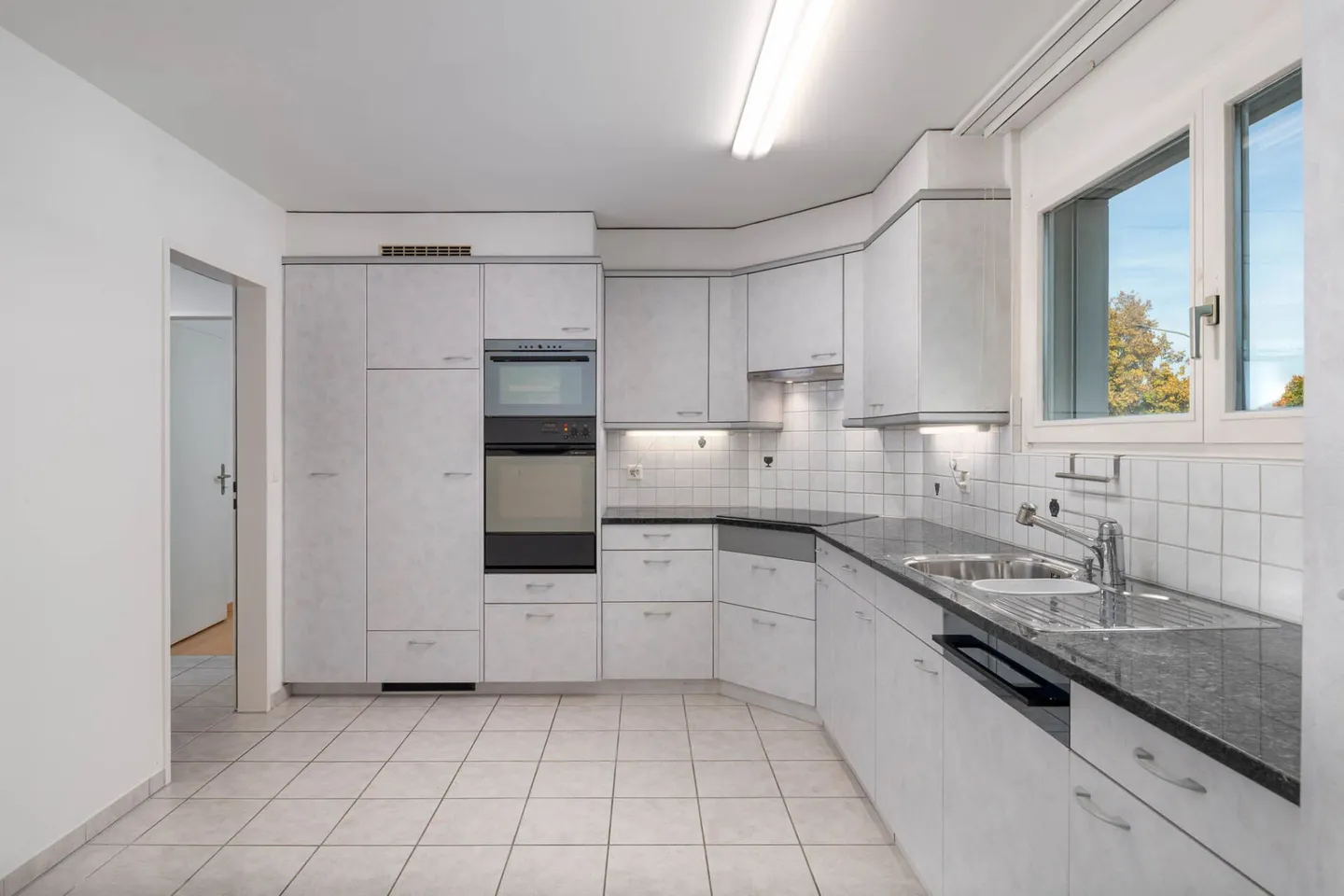 Living with certain advantages - Photo 3 of 12