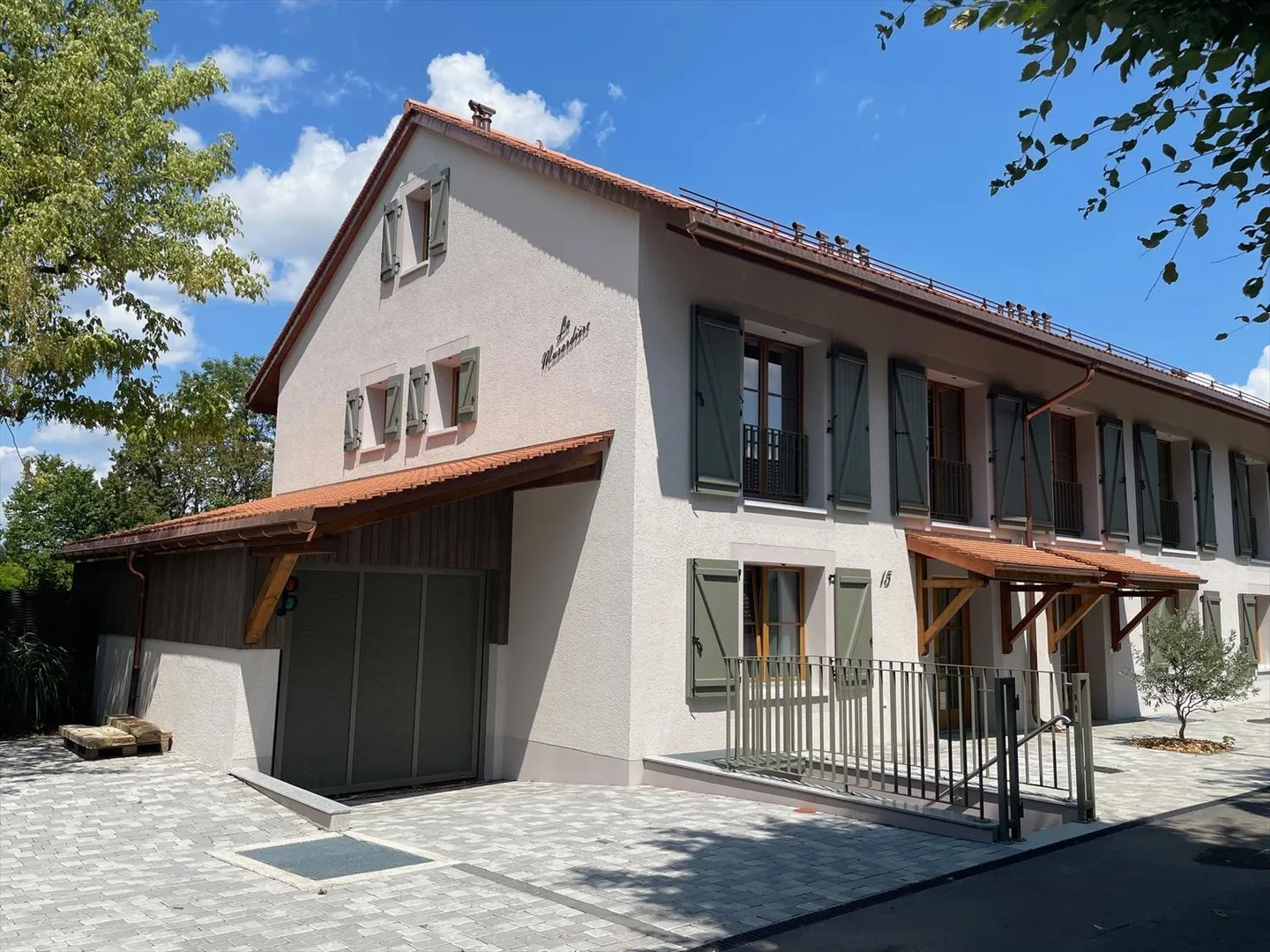 Magnifique villa mitoyenne de 5.5 pièces triplex avec terrasse et jardin privati - Photo 2 sur 11