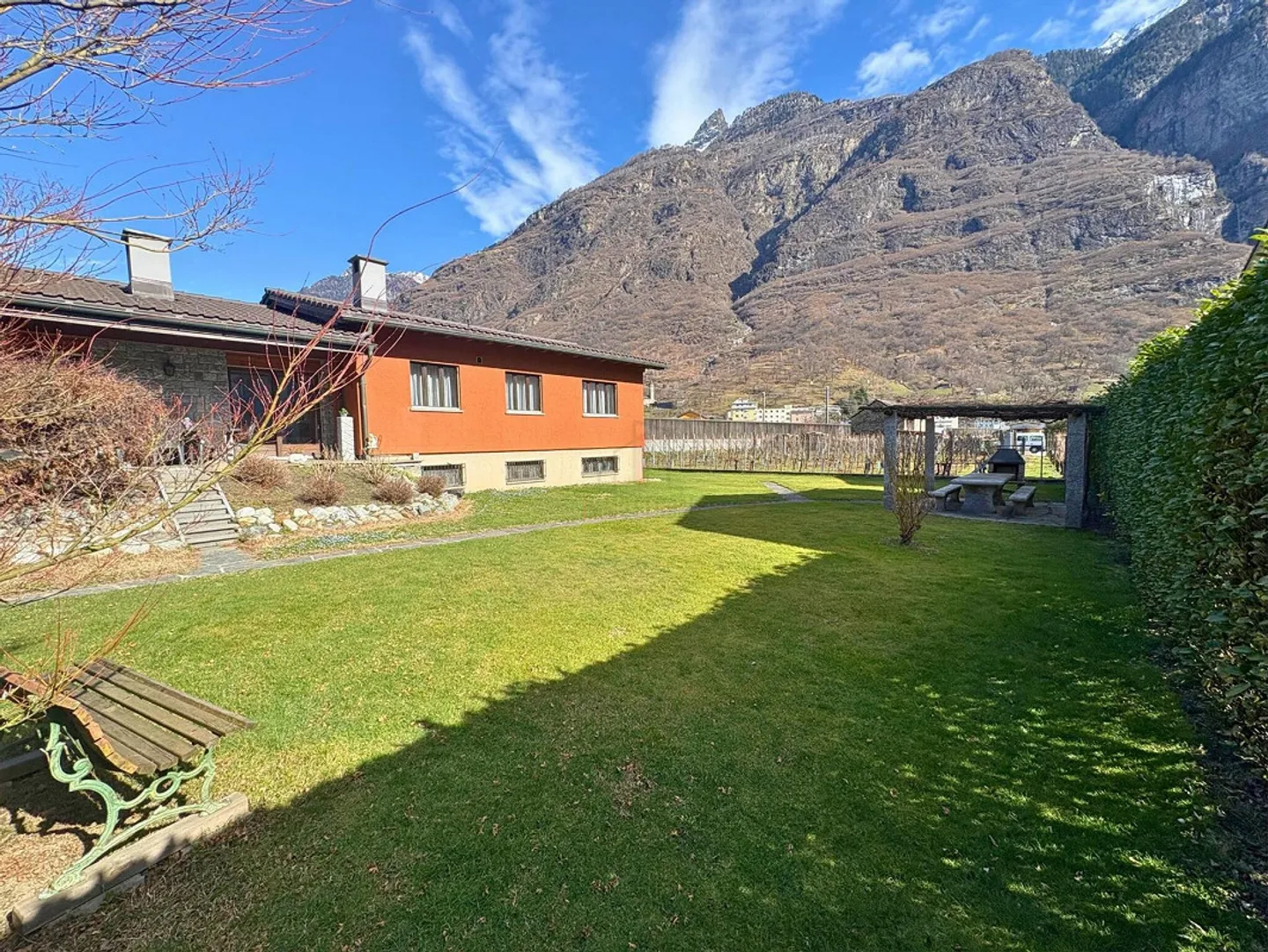 NEUER PREIS !!! SONNE UND PRIVATSPHÄRE, MIT EINEM WUNDERSCHÖNEN GARTEN - Foto 1 von 10