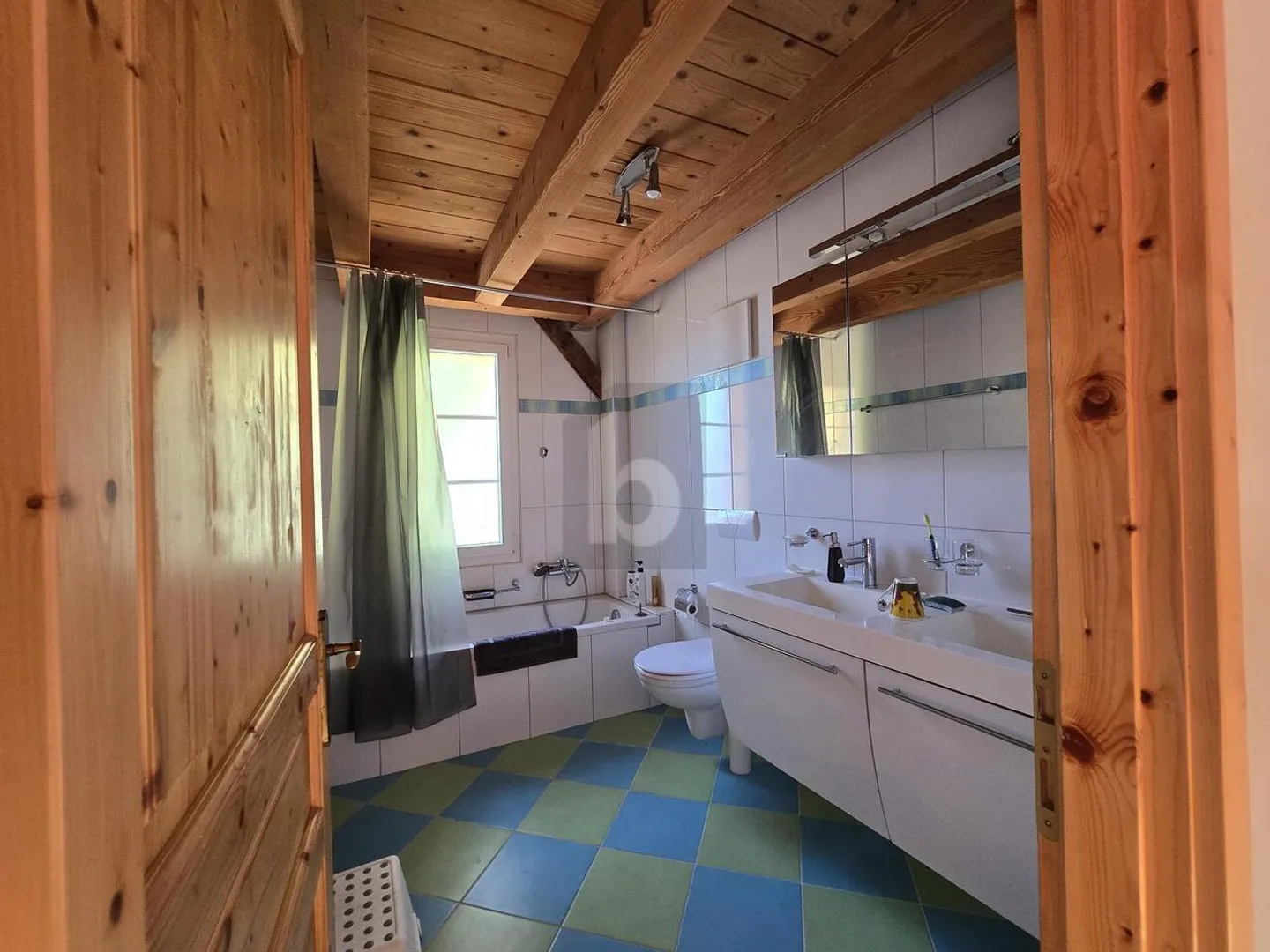 PRÄCHTIGES DREISTÖCKIGES HAUS MIT SEEBLICK - Foto 4 von 6