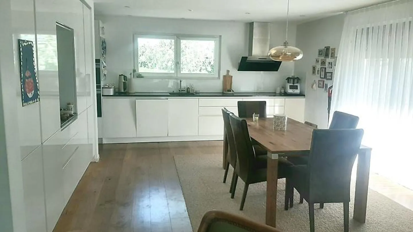 Modernes Haus mit großem Garten - Foto 6 von 12