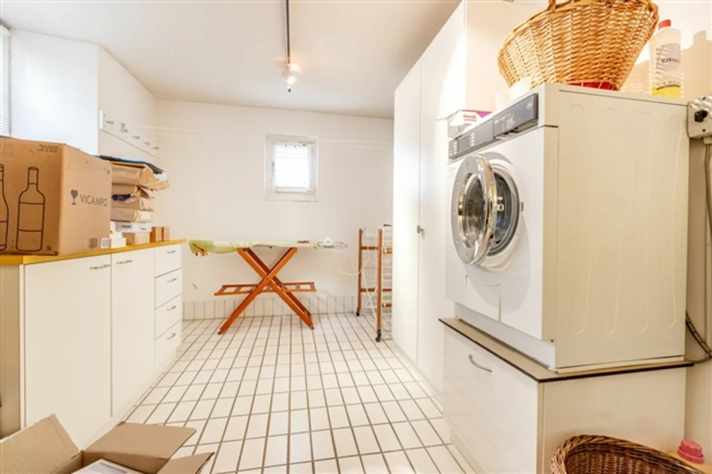 Detached 11-room timber-framed house with a separate apartment, indoor pool, and double garage - Photo 8 of 20