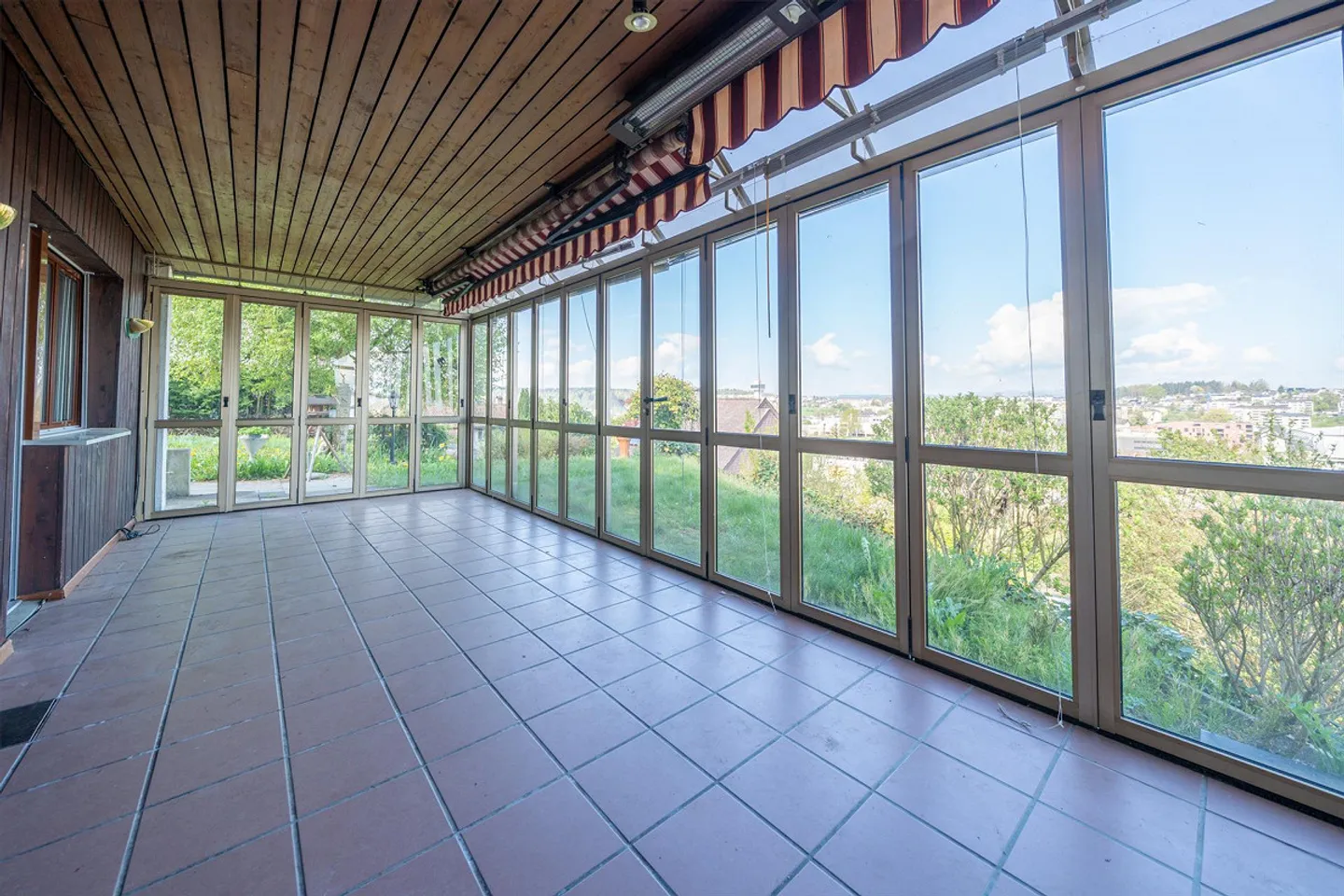 Great potential in a good location - Single-family house with a separate apartment - Photo 4 of 7