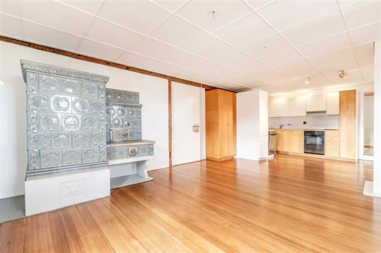 Detached 11-room timber-framed house with a separate apartment, indoor pool, and double garage - Photo 17 of 20