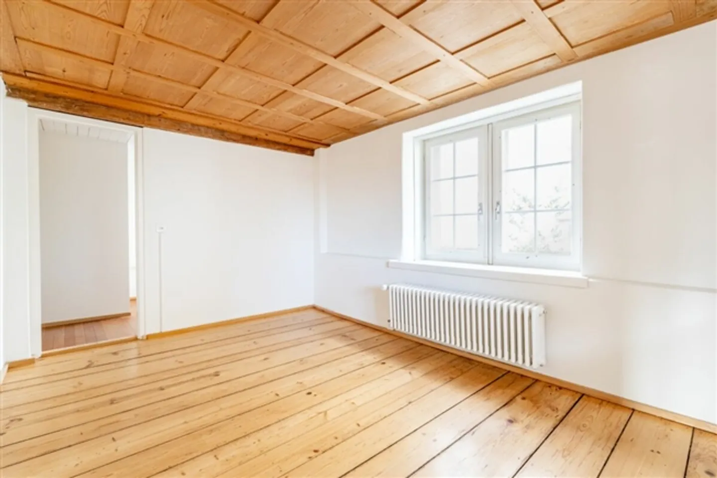 Detached 11-room timber-framed house with a separate apartment, indoor pool, and double garage - Photo 18 of 20