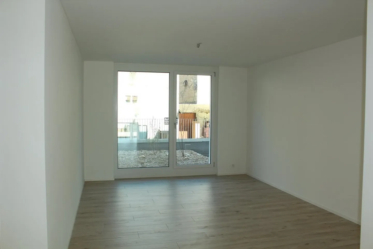 Central and Quiet: 3.5-Room Apartment with Loggia and Garden - Photo 6 of 10