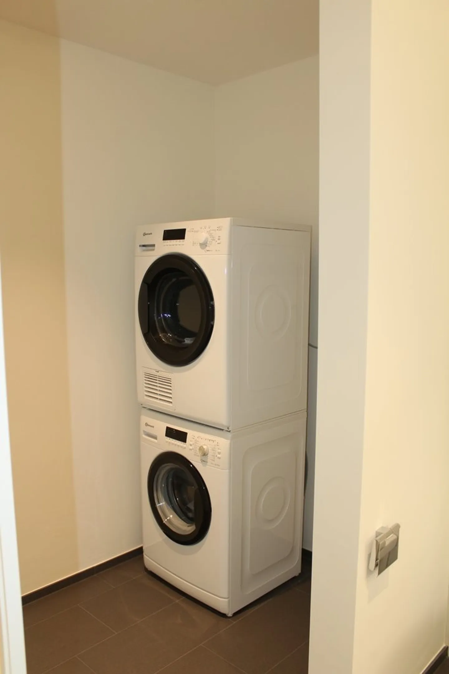 Central and Quiet: 3.5-Room Apartment with Loggia and Garden - Photo 8 of 10