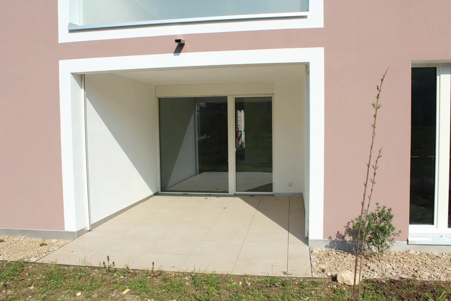 Central and Quiet: 3.5-Room Apartment with Loggia and Garden - Photo 10 of 10