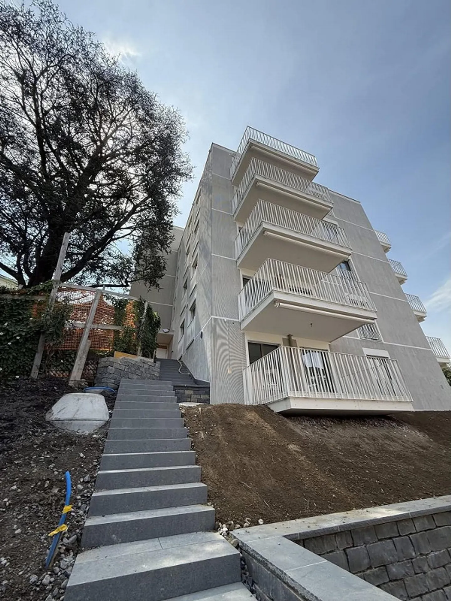 Appartement moderne et lumineux de 2,5 pièces avec grand balcon dans un nouveau bâtiment (2025) Wesemlin, Lucerne - Photo 2 sur 10