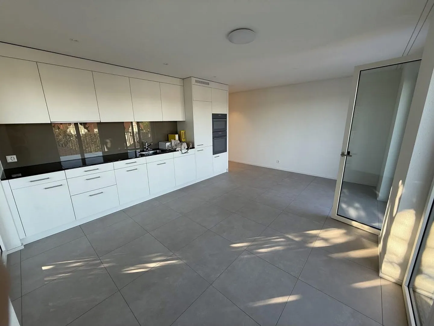 Appartement moderne et lumineux de 2,5 pièces avec grand balcon dans un nouveau bâtiment (2025) Wesemlin, Lucerne - Photo 3 sur 10