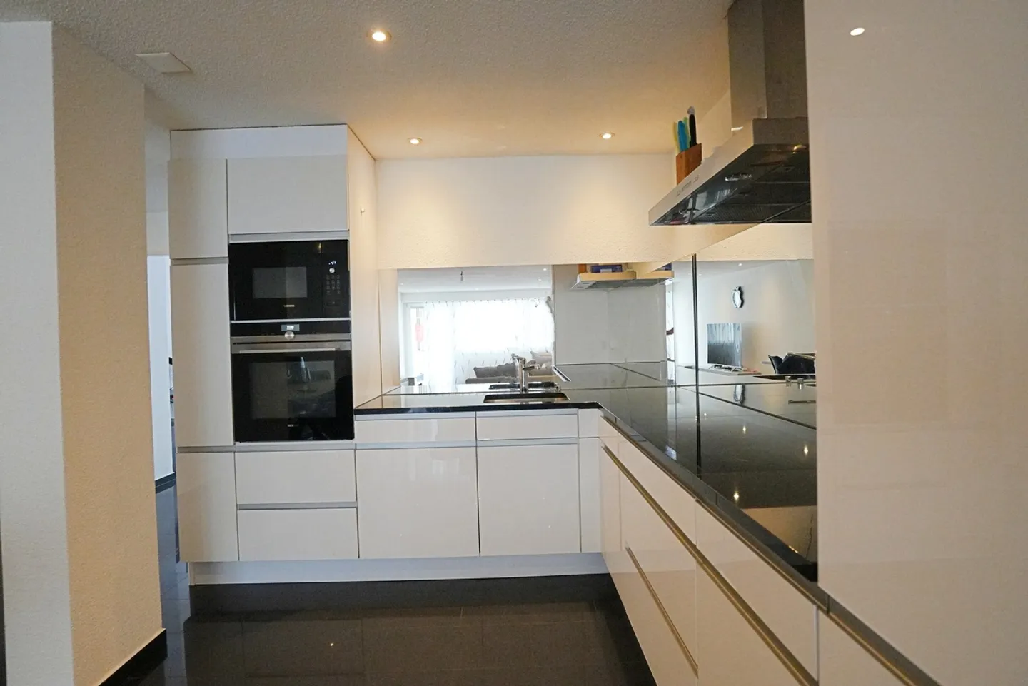 Renovated 5.5 Room Apartment in the Center of Wohlen - Photo 2 of 12