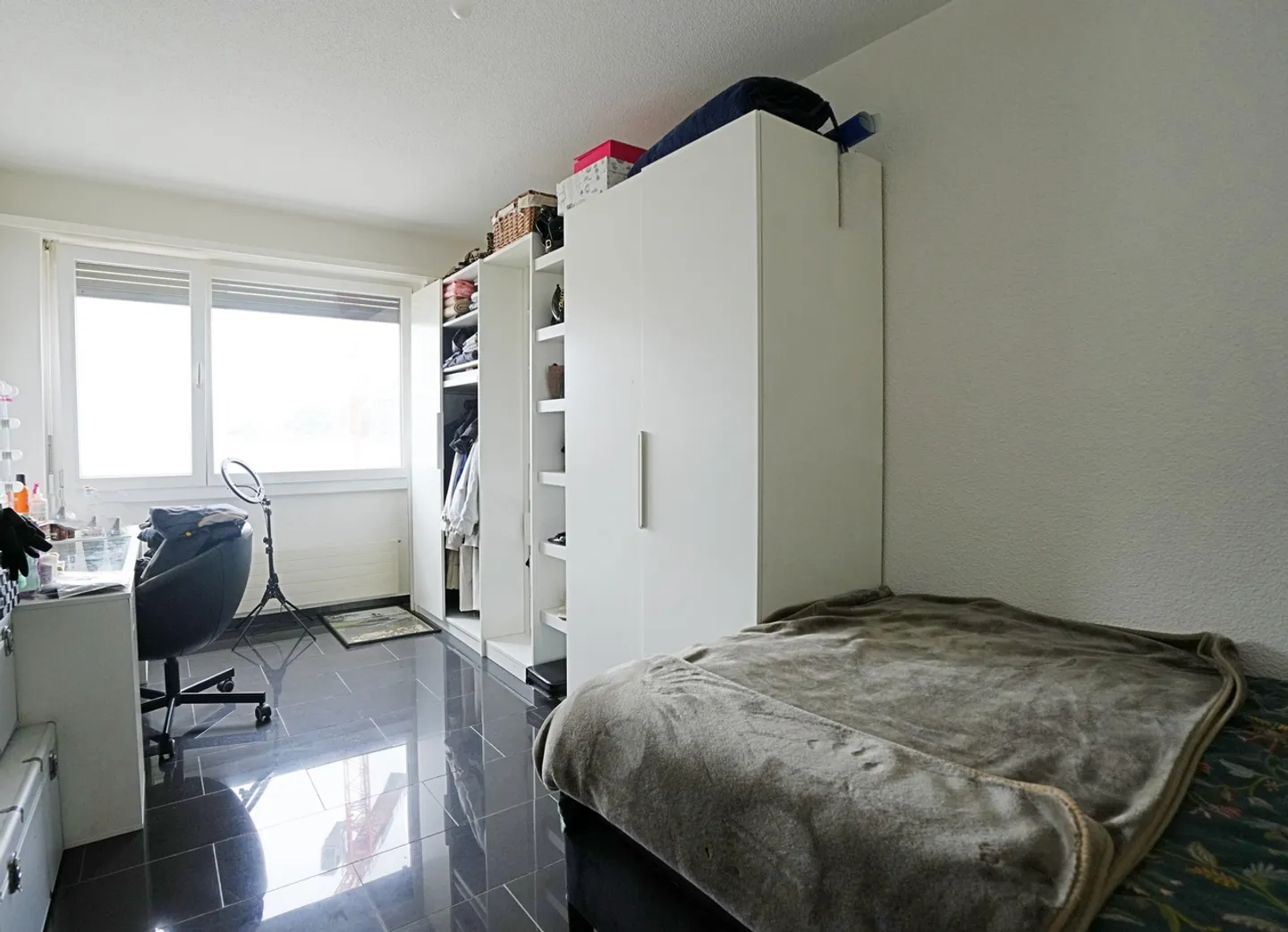 Renovated 5.5 Room Apartment in the Center of Wohlen - Photo 4 of 12
