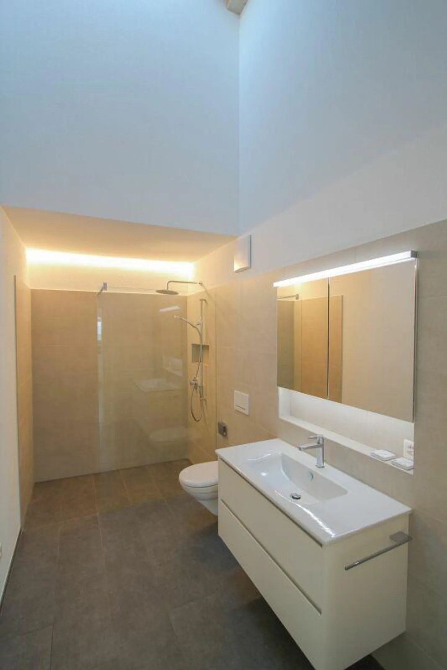 Neuwertige 2.5 Zimmerwohnung im Dachgeschoss - Foto 2 di 6