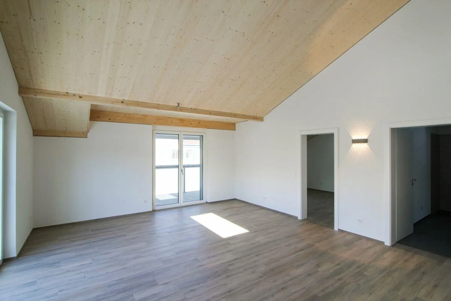 Neuwertige 2.5 Zimmerwohnung im Dachgeschoss - Foto 4 di 6