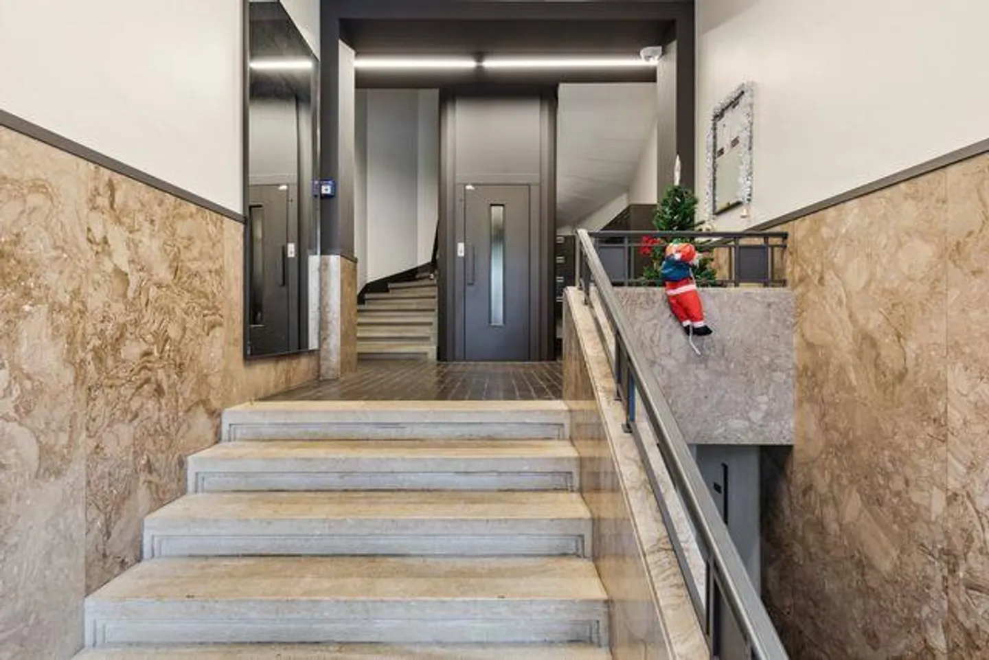 1.5-room apartment on the upper ground floor distributed as follows: - Photo 2 of 3