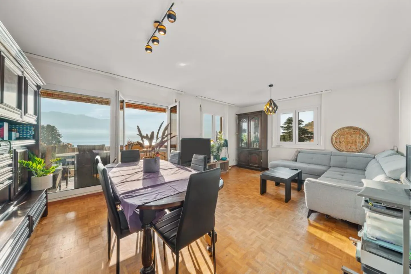 Penthouse with a view of the gates of Vevey - Photo 2 of 9