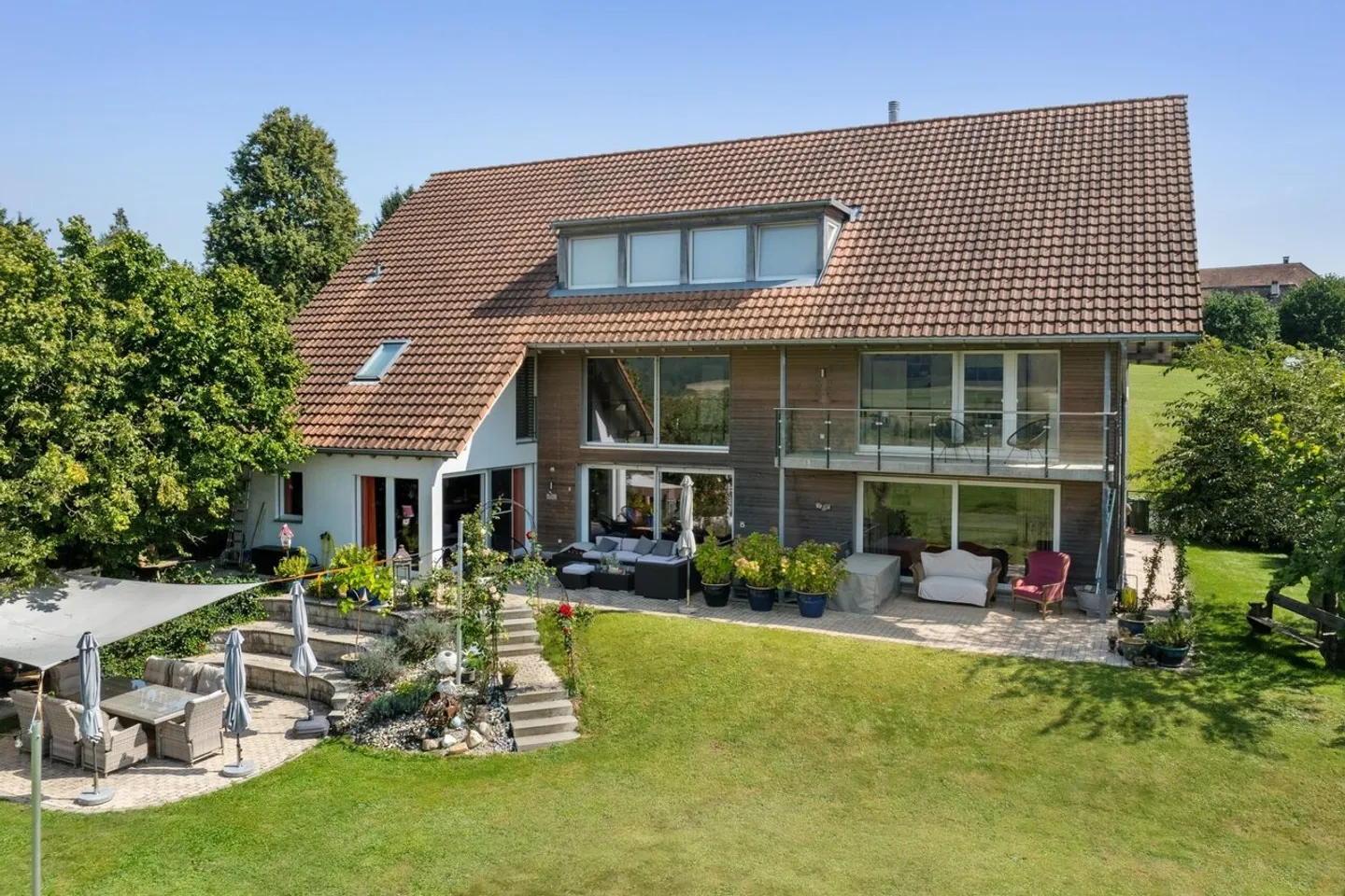 Architektonische Grösse trifft auf ländliche Idylle - Foto 1 von 12