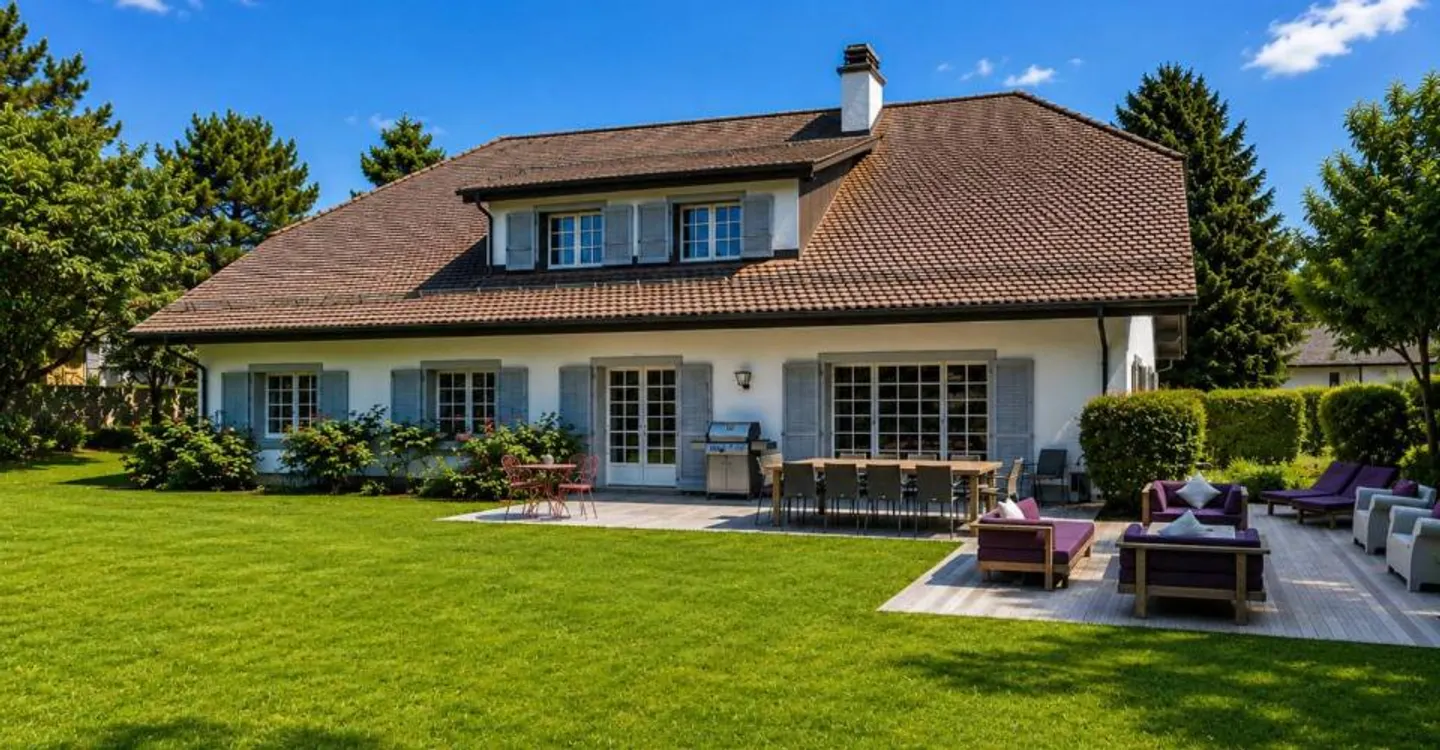 Superb 7.5-room property in the heart of a highly sought-after neighborhood - Photo 2 of 11