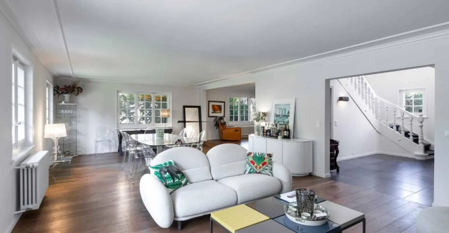 Superb 7.5-room property in the heart of a highly sought-after neighborhood - Photo 3 of 11