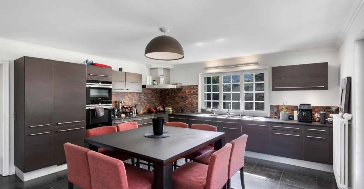 Superb 7.5-room property in the heart of a highly sought-after neighborhood - Photo 5 of 11