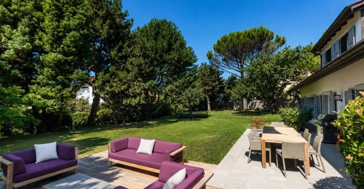 Superb 7.5-room property in the heart of a highly sought-after neighborhood - Photo 6 of 11
