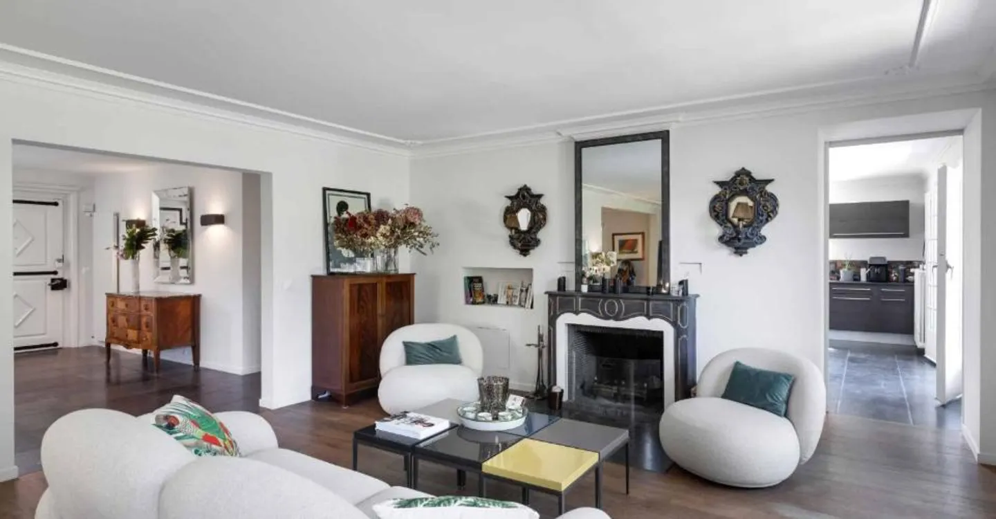 Superb 7.5-room property in the heart of a highly sought-after neighborhood - Photo 7 of 11