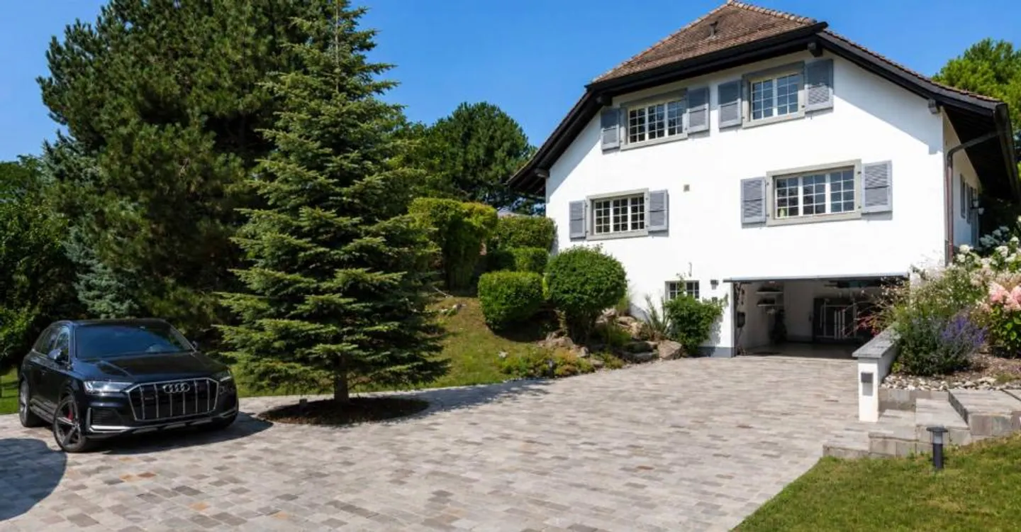 Superb 7.5-room property in the heart of a highly sought-after neighborhood - Photo 1 of 11