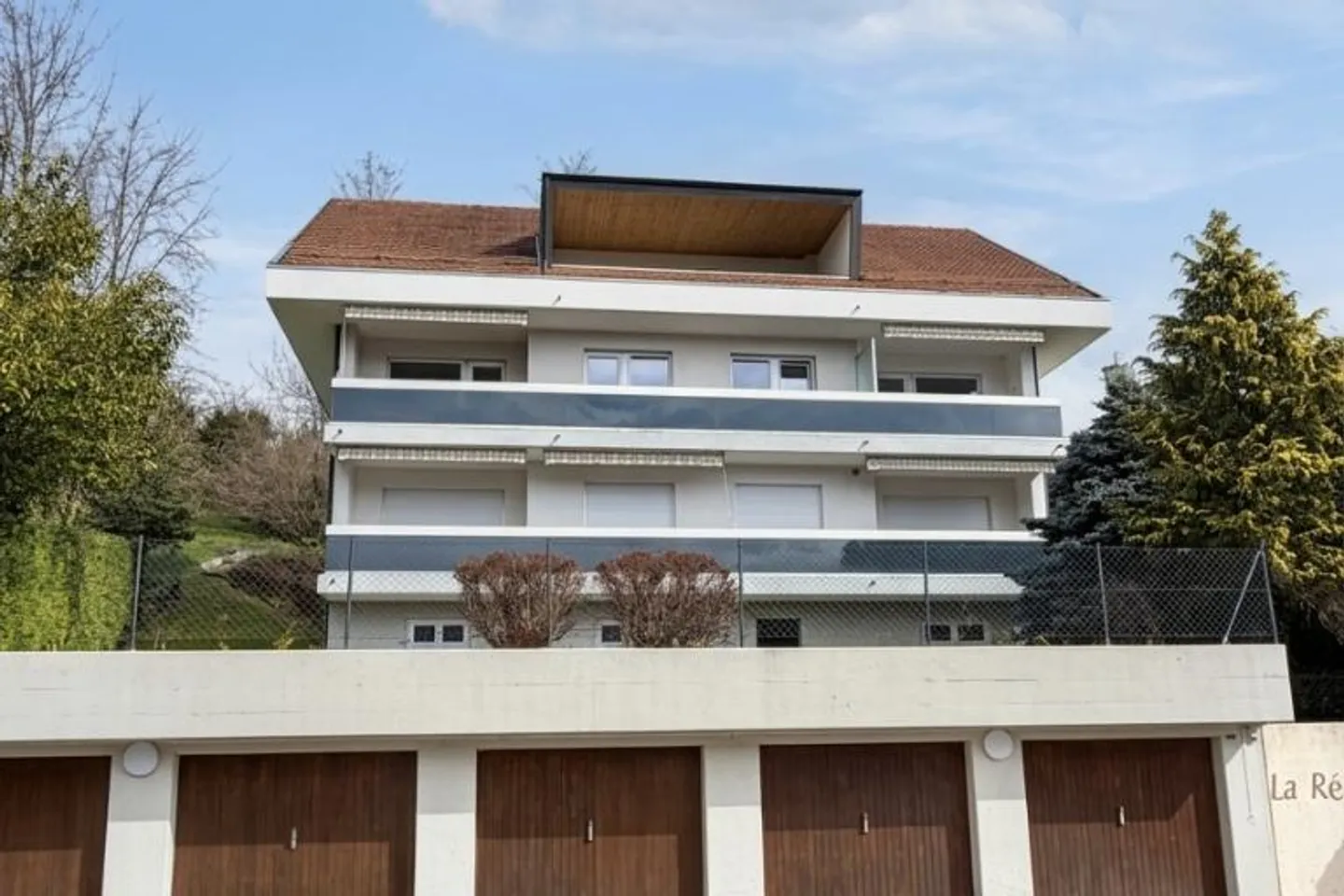 Appartement rénové avec vue sur le lac - Photo 1 sur 13