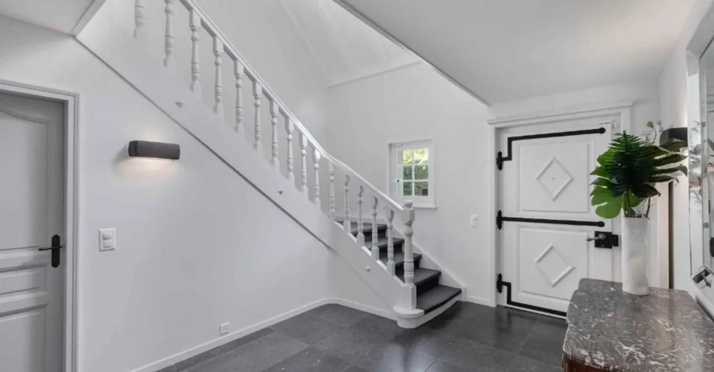 Superb 7.5-room property in the heart of a highly sought-after neighborhood - Photo 9 of 11