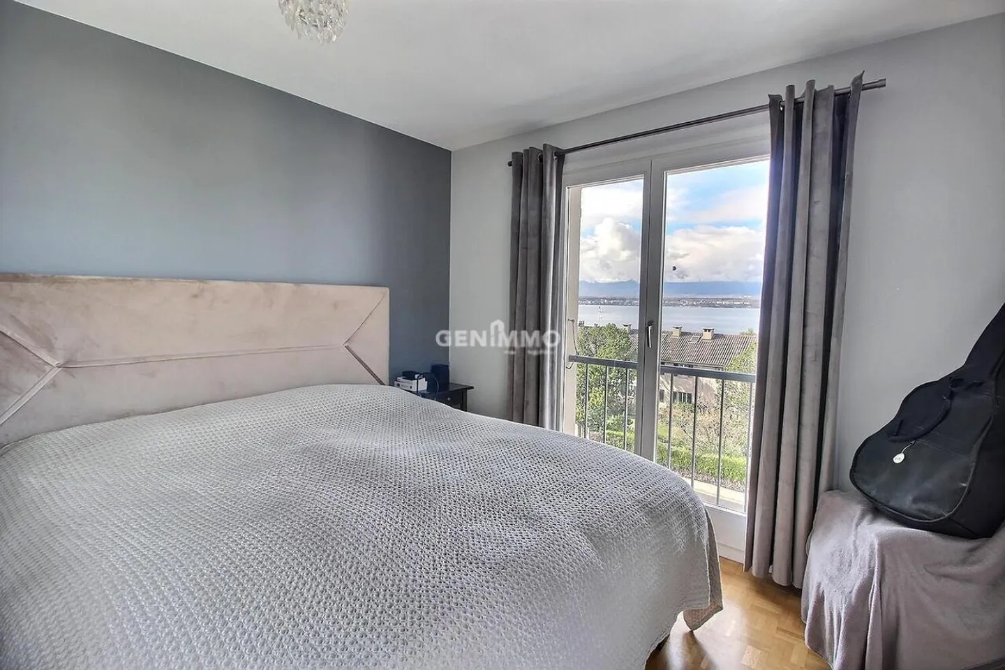Bright Apartment with Lake View - Photo 4 of 7