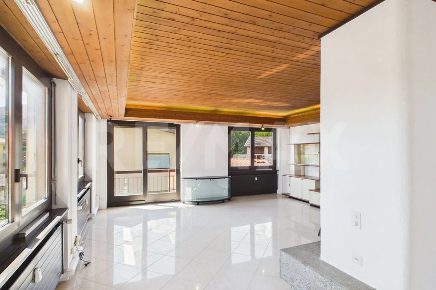 Spacious Apartment with Garden - Photo 9 of 13