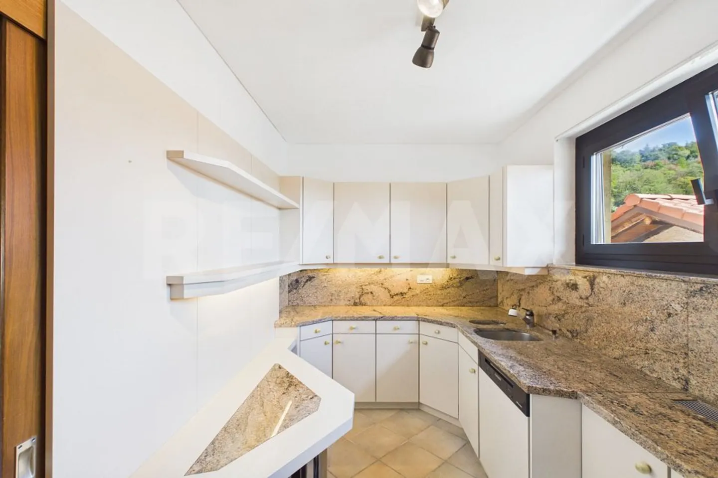 Spacious Apartment with Garden - Photo 10 of 13