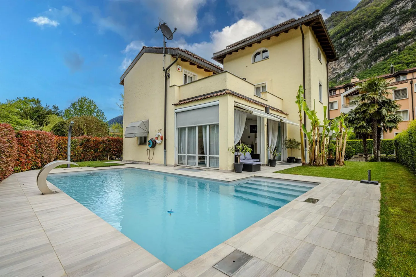 VILLA 7,5 CON TERRAZZE, GIARDINO E PISCINA A RIVA SAN VITALE - Foto 1 di 9